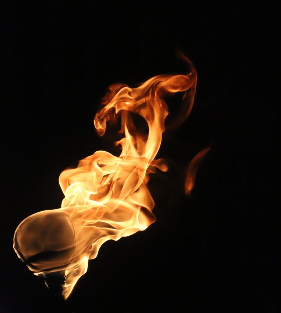 Foto close-up de fogo contra fundo preto