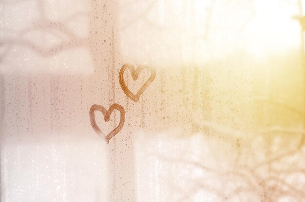 Foto close-up de forma de coração em janela de vidro