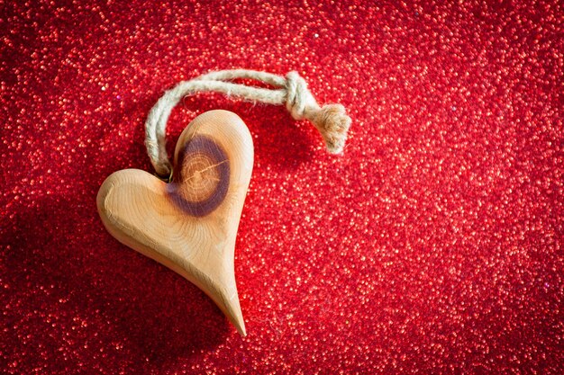 Foto close-up de forma de coração em mesa vermelha