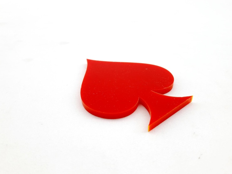 Foto close-up de forma de coração vermelho sobre fundo branco
