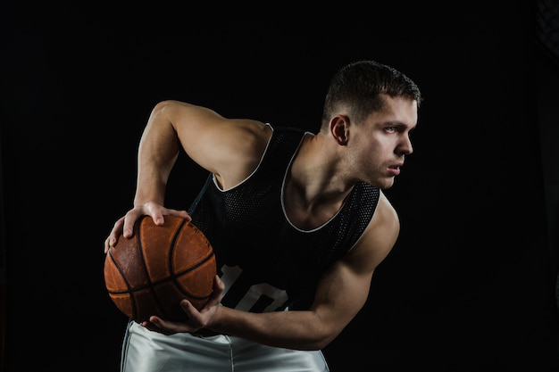 Foto close-up de formação jogador de basquetebol com bola