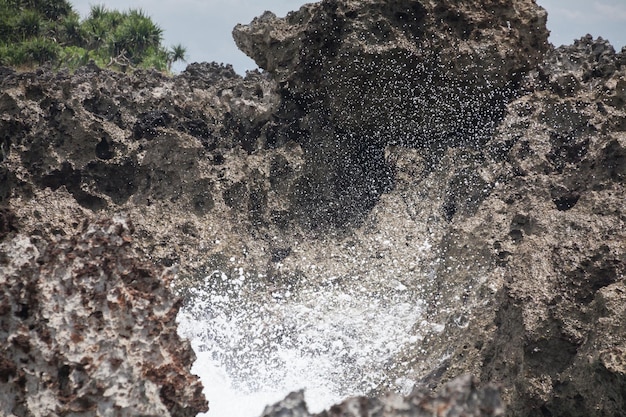 Foto close-up de formação rochosa em terra