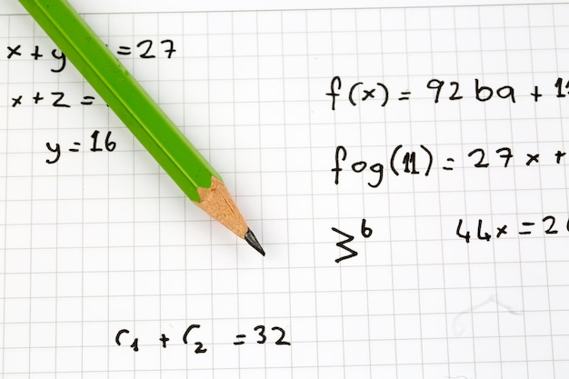 Close-up de fórmulas matemáticas escritas à mão. Conceito de Educação