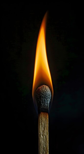 Foto close-up de fósforo de madeira em chamas em fundo preto