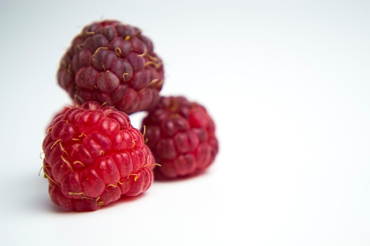 Foto close up de framboesas frescas perfeitas para uma dieta de blog de culinária e os benefícios do vi natural