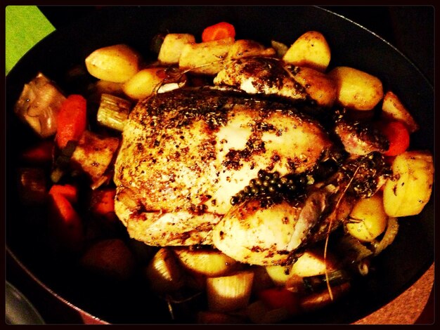 Foto close-up de frango assado servido com batatas fritas no prato