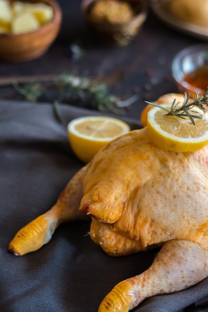 Close-up de frango cru com fatias de limão