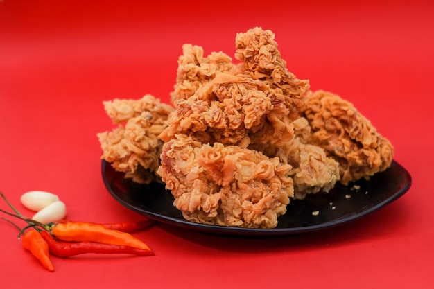 Foto close-up de frango frito em um prato é crocante e saboroso