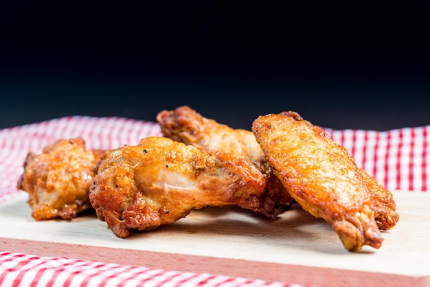 Close-up de frango frito na tábua de cortar