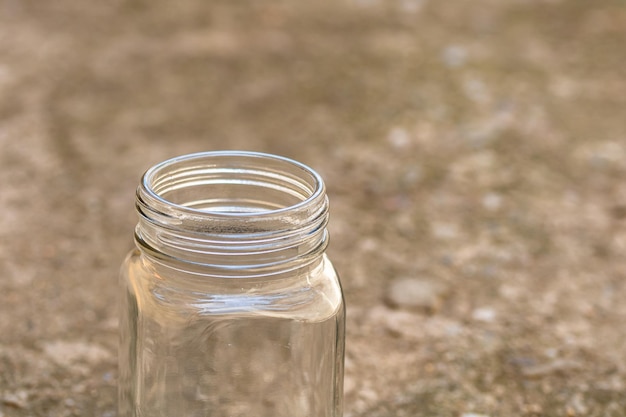 Foto close up de frasco de vidro vazio isolado