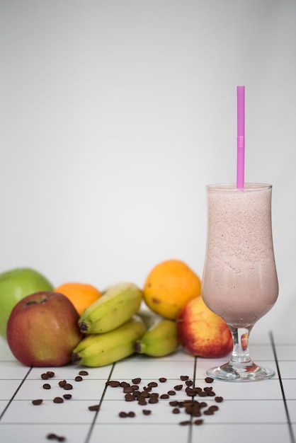 Foto close-up de frutas com bebida contra fundo branco