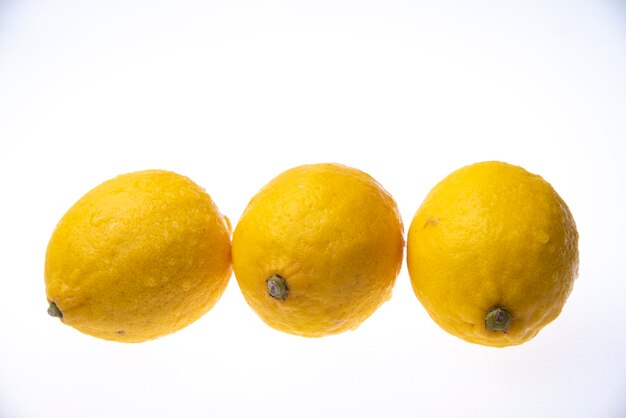 Foto close-up de frutas contra fundo branco