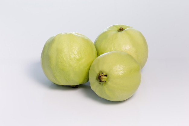Close-up de frutas contra fundo branco