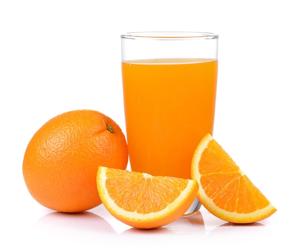 Close-up de frutas de laranja contra fundo branco