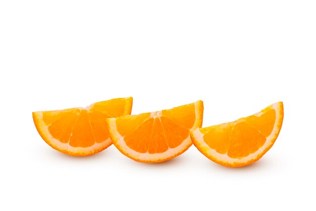 Foto close-up de frutas de laranja contra fundo branco