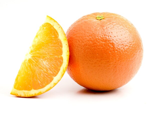 Foto close-up de frutas de laranja contra fundo branco