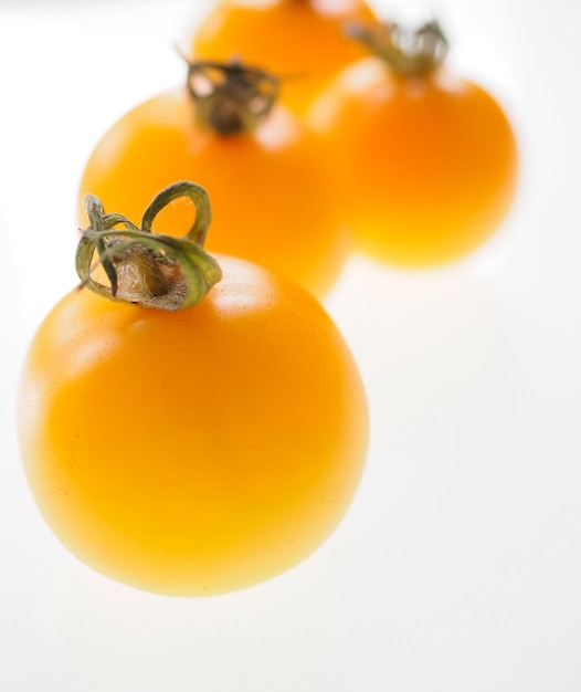 Foto close-up de frutas de laranja contra fundo branco