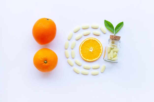 Close-up de frutas de laranja contra fundo branco