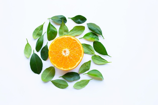 Close-up de frutas de laranja contra fundo branco