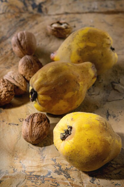 Foto close-up de frutas e nozes na mesa