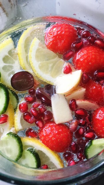 Foto close-up de frutas em bebida na mesa