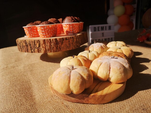 Foto close-up de frutas em cesta sobre a mesa