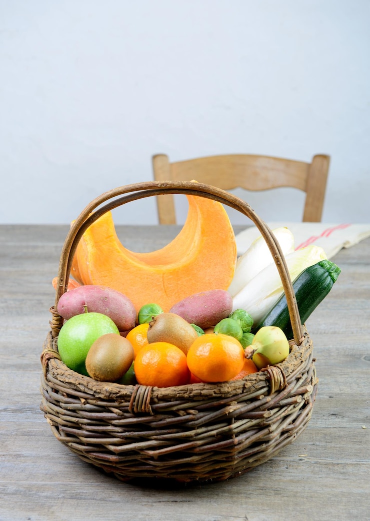 Foto close-up de frutas em cesta sobre a mesa