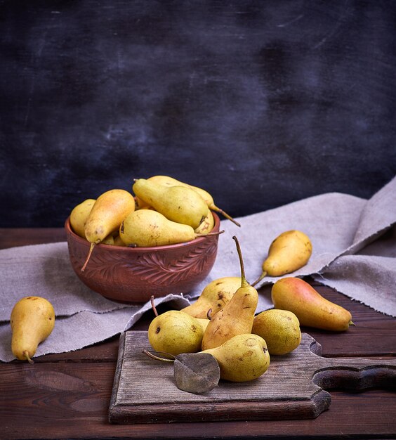 Foto close-up de frutas em cesta sobre a mesa