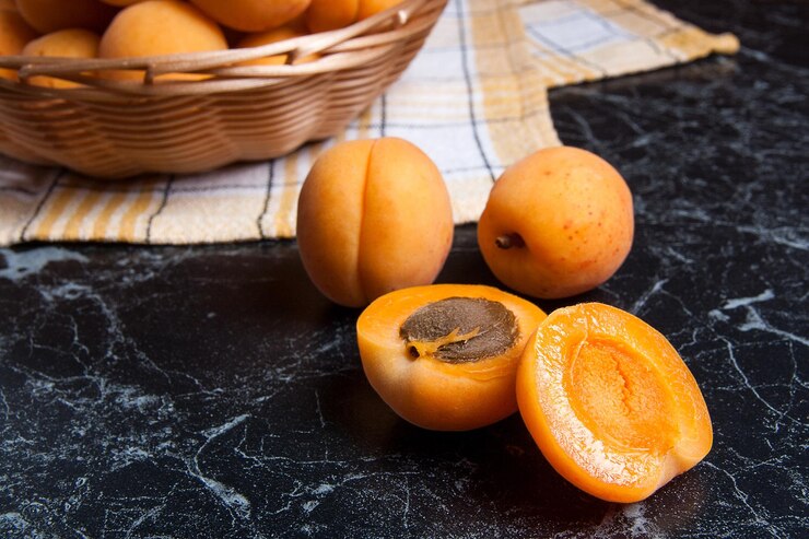 Foto close-up de frutas em cesta sobre a mesa