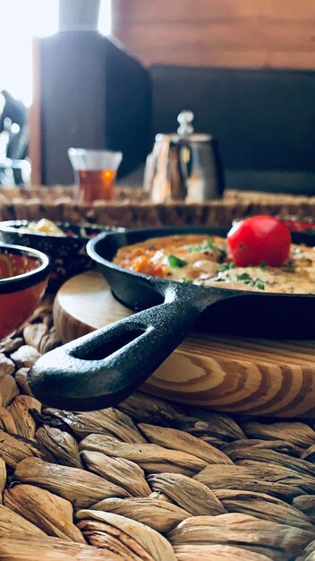 Foto close-up de frutas em cesta sobre a mesa