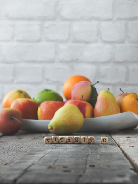 Foto close-up de frutas em mesa contra a parede