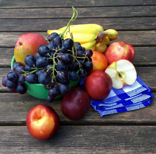 Close-up de frutas em mesa de madeira