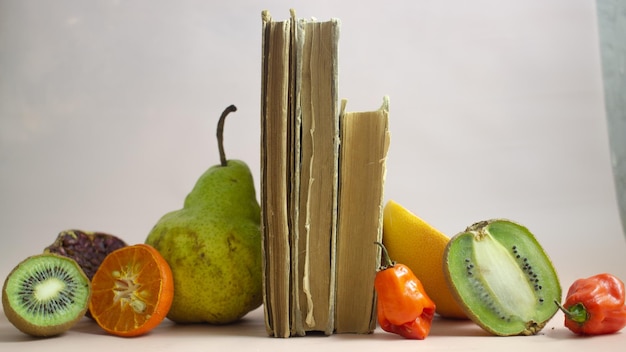 Foto close-up de frutas em prato sobre a mesa