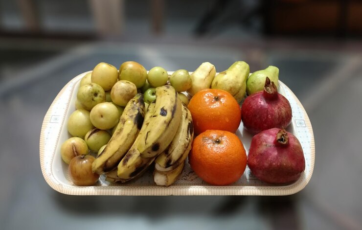 Foto close-up de frutas em prato sobre a mesa