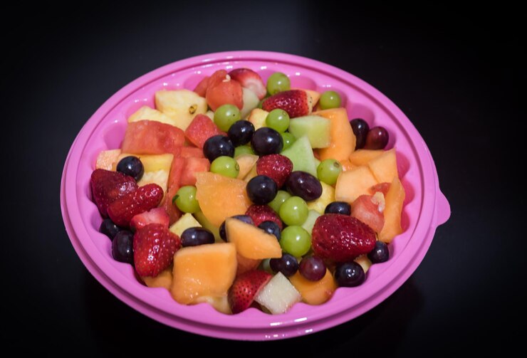 Foto close-up de frutas em uma tigela contra fundo preto