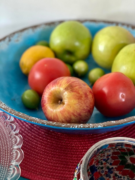 Close-up de frutas em uma tigela na mesa