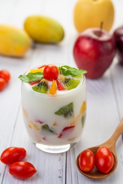 Close-up de frutas em uma tigela sobre a mesa