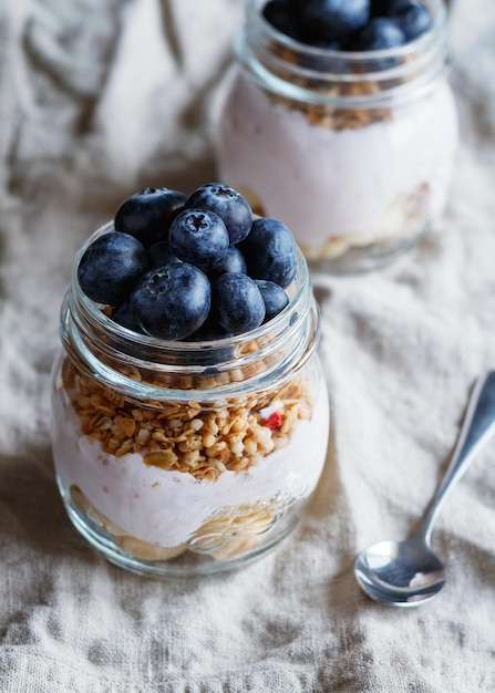 Close-up de frutas frescas com granola