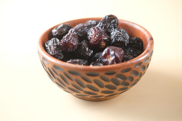 close-up de frutas frescas em uma tigela na mesa