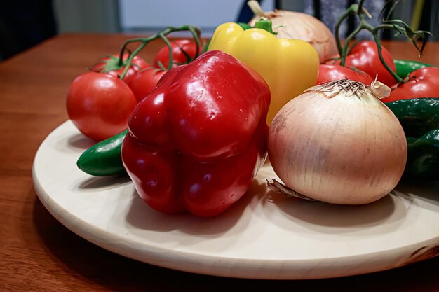 Foto close-up de frutas frescas num prato sobre a mesa