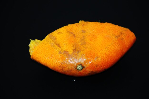 Close-up de frutas laranja contra fundo preto