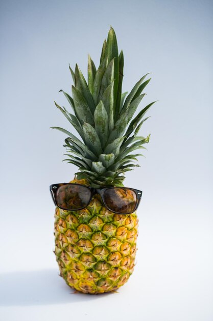 Close-up de frutas na mesa contra fundo branco