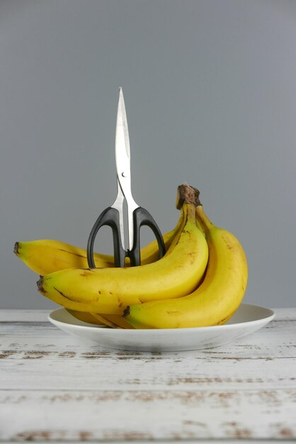 Foto close-up de frutas na mesa contra fundo branco