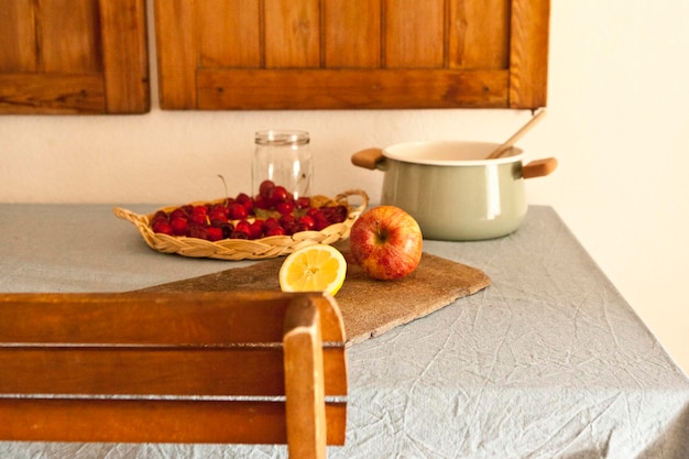 Close-up de frutas na mesa da cozinha