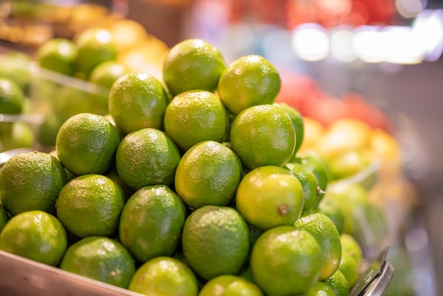 Close-up de frutas para venda na barraca do mercado