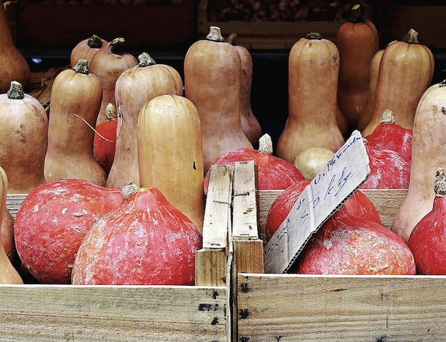 Foto close-up de frutas para venda na barraca do mercado