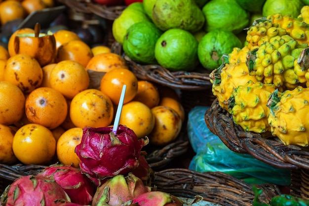 Foto close-up de frutas para venda na barraca do mercado