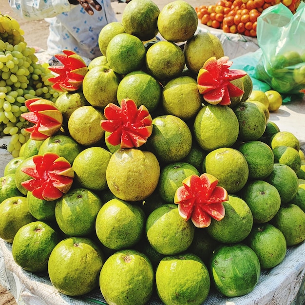 Close-up de frutas para venda na barraca do mercado