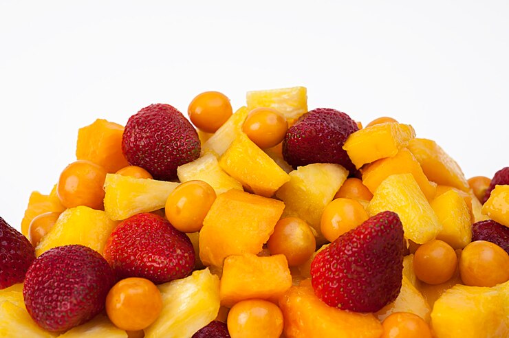 Foto close-up de frutas picadas contra fundo branco