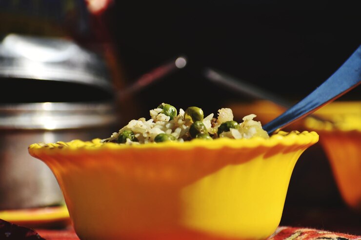 Foto close-up de frutas picadas em uma tigela na mesa